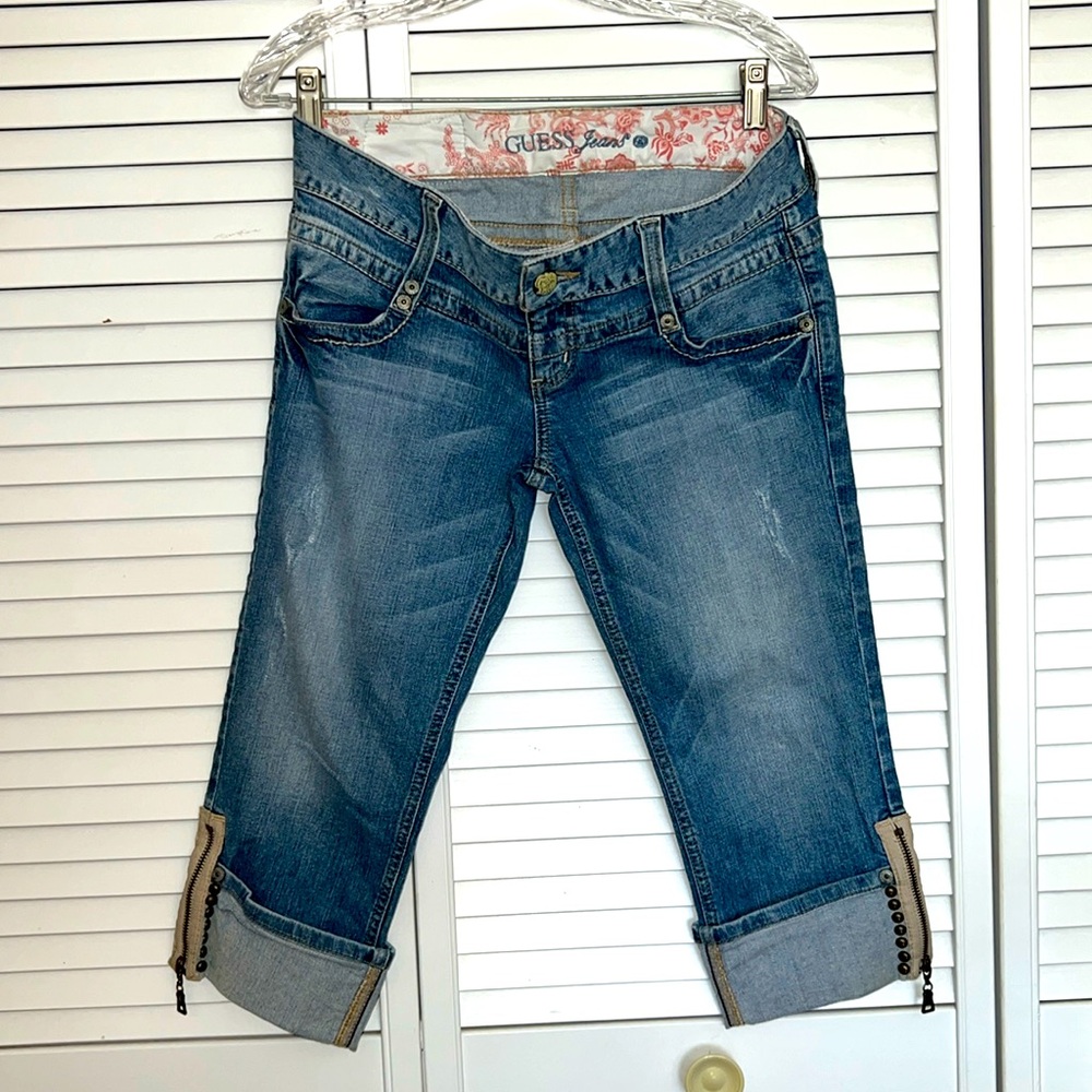 EUC - Guess Distressed Cropped Jeans. Zippered cuffs. Size 28.
